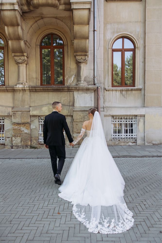 Продам весільну сукню