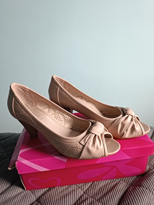 Czółenka z odkrytymi palcami 39