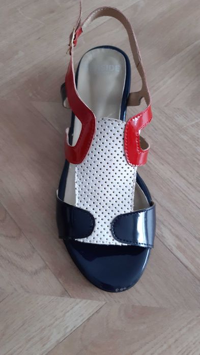 Sandálias de mulher salto raso