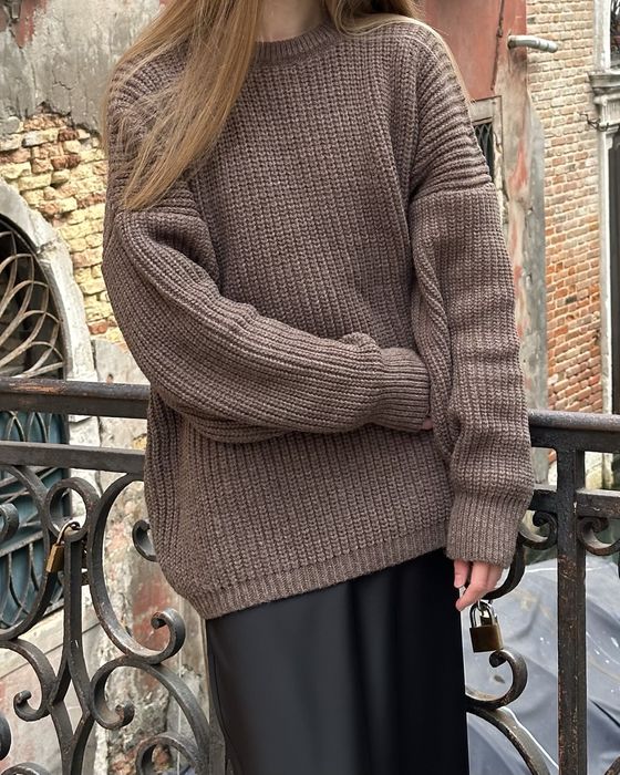 Brązowy sweter oversize z wełny merynosa