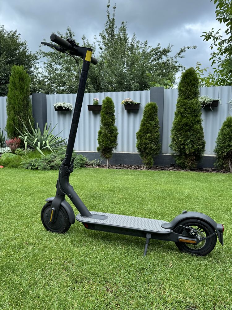 Електросамокат Xiaomi Mi Electric Scooter Essential 2021