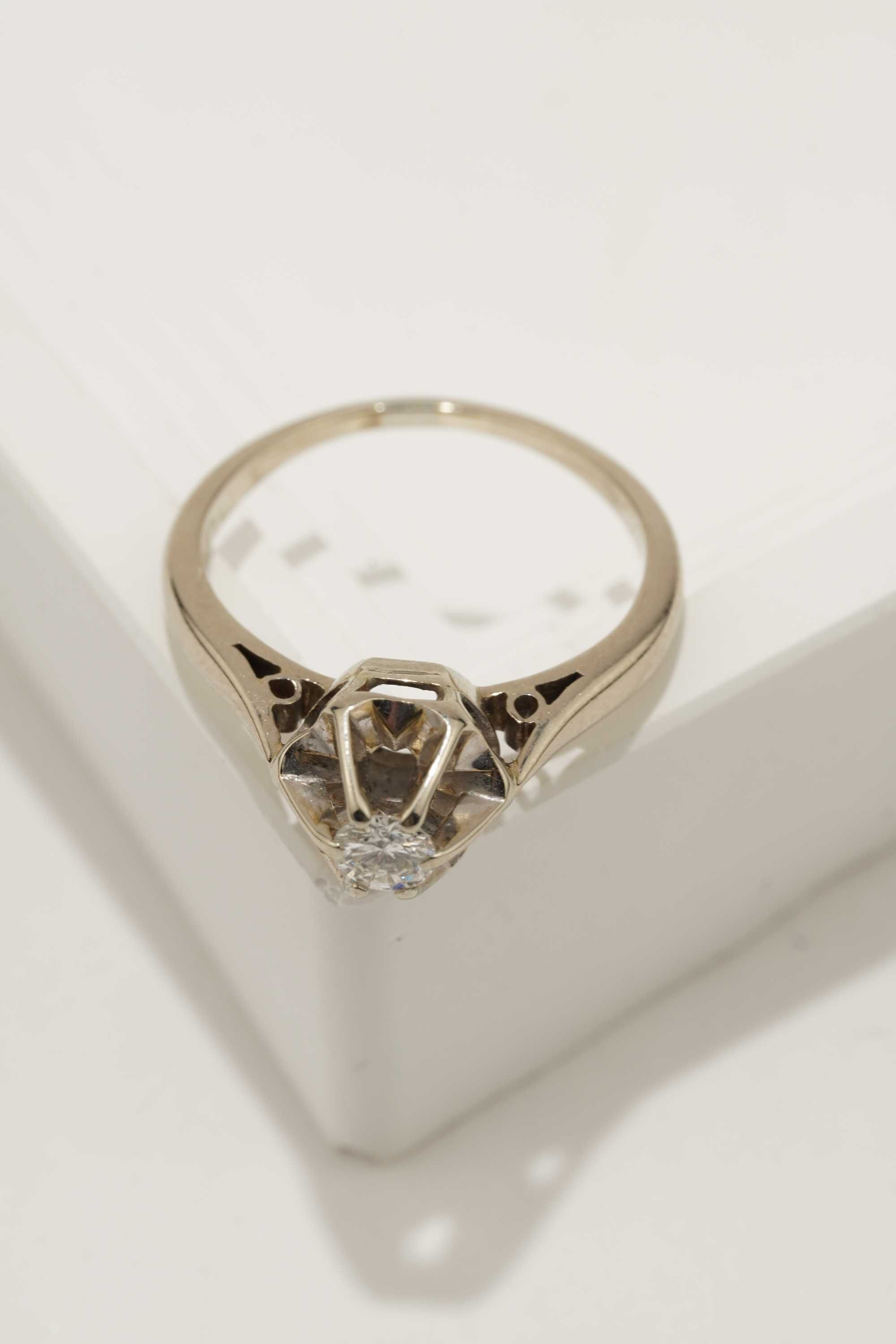 Złoty pierścionek z brylantem 0.16 ct