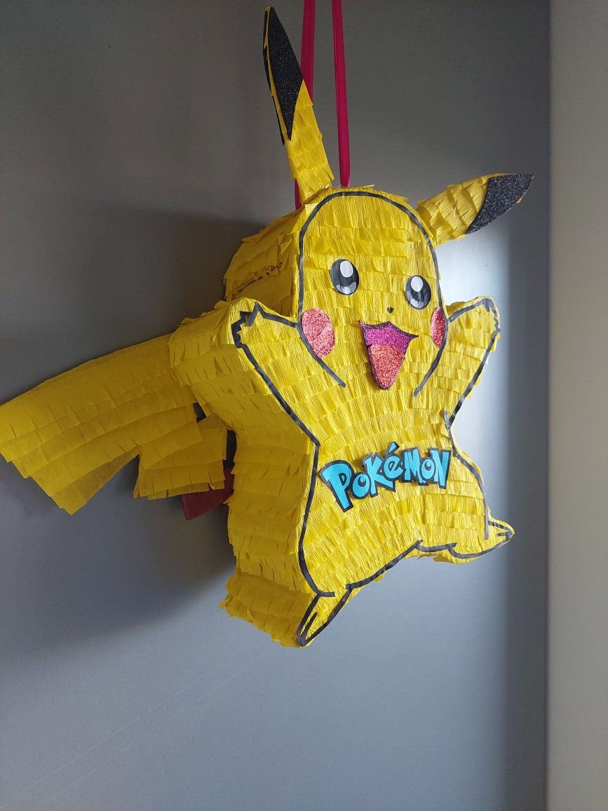 Piniata pikachu z kijem w zestawie