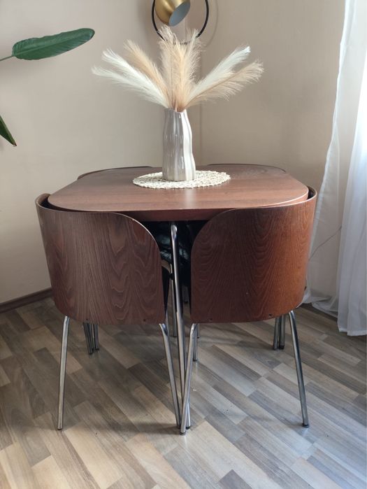 Kompaktowy stoł okragly  z 4 krzeslami