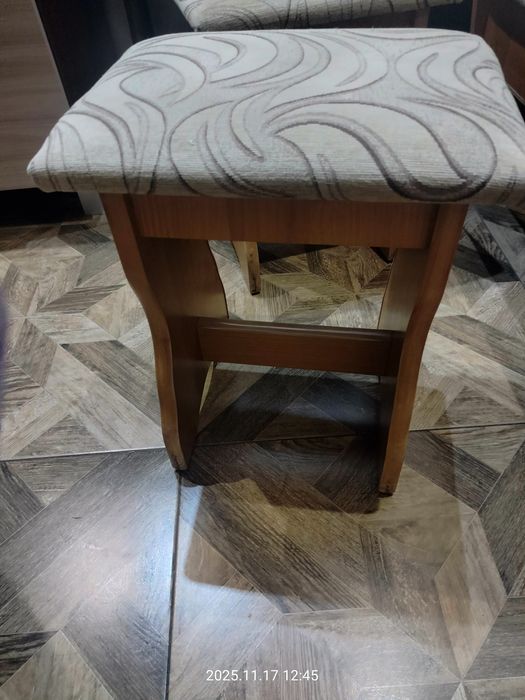 Rogówka kuchenna wraz z pufami i stołem