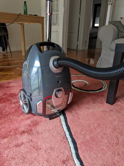 Aspirador Amazon Basics com saco + filtro HEPA - 700W