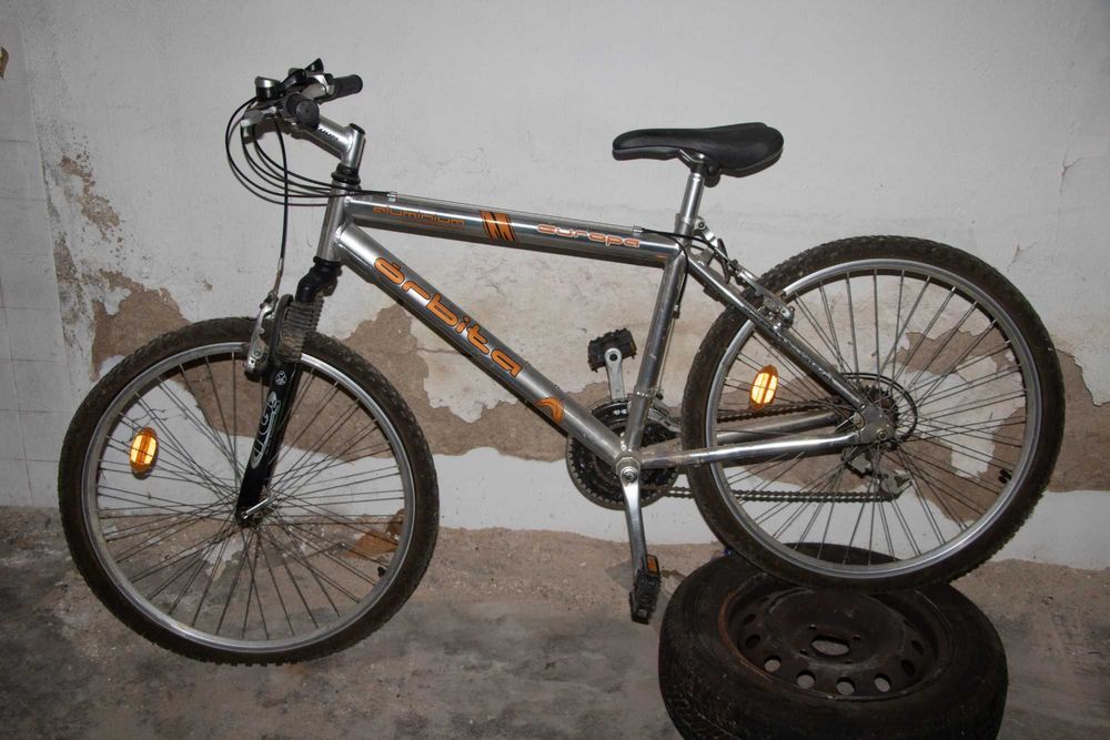 Bicicleta com suspensão e mudanças