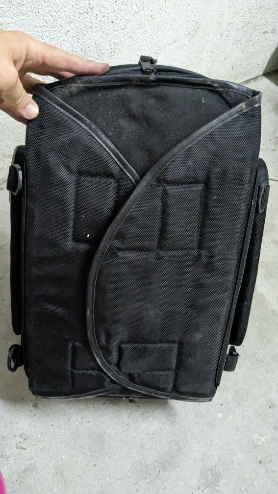 Mochila de costas e tanque de mota