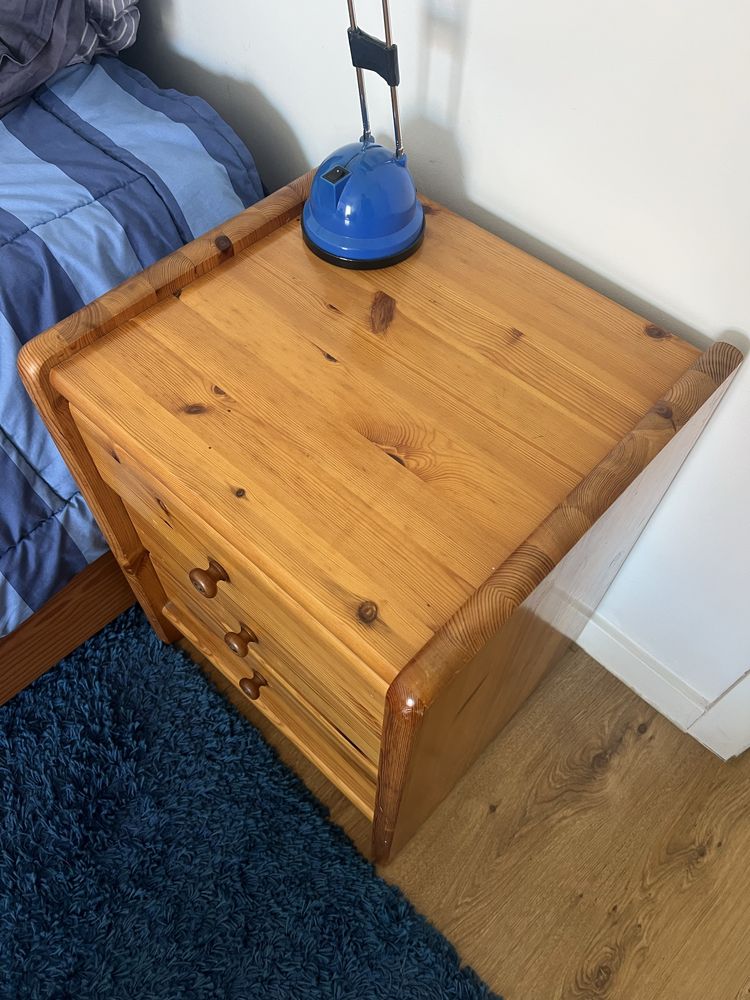 Mesa de cabeceira madeira clara bonita