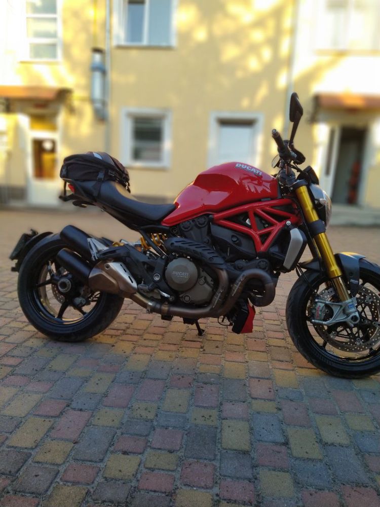 Ducati Monster 1200S.