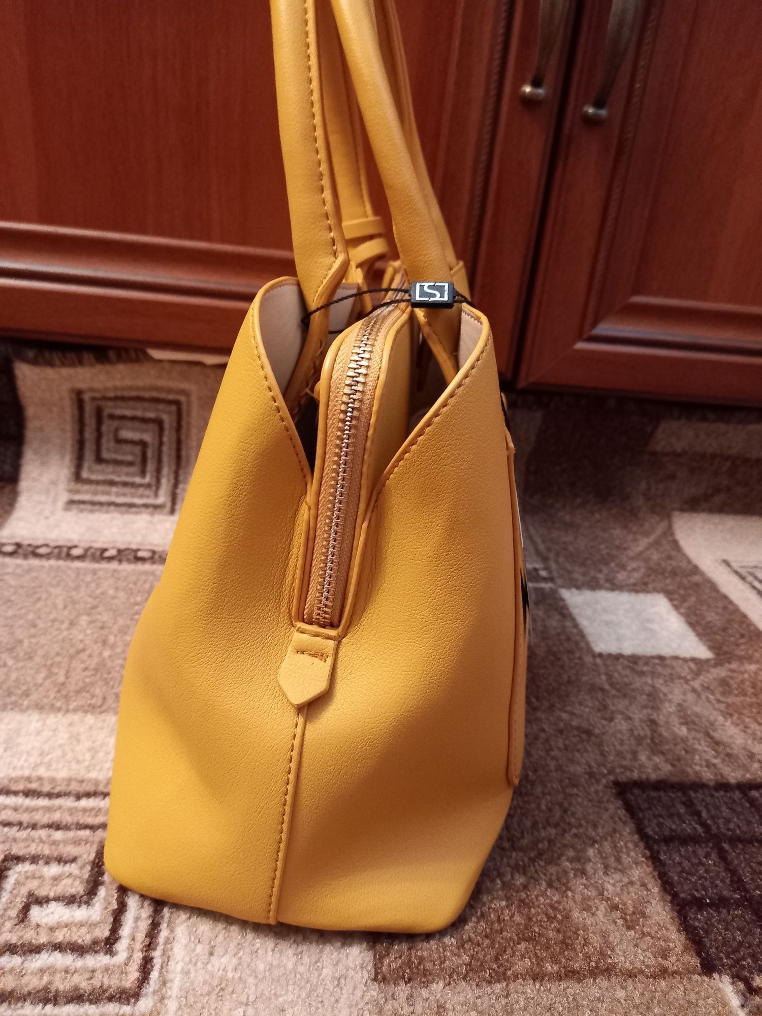Яскрава жіноча сумка жовтого кольору