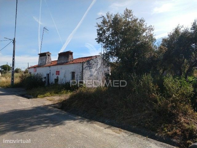 Casa de rés-do-chão, localizada em aldeia do concelho de Gavião.