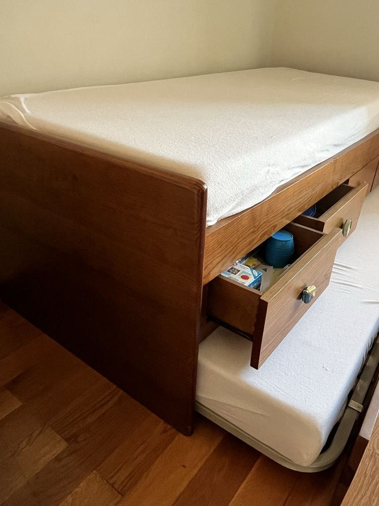 Cama dupla com gavetas