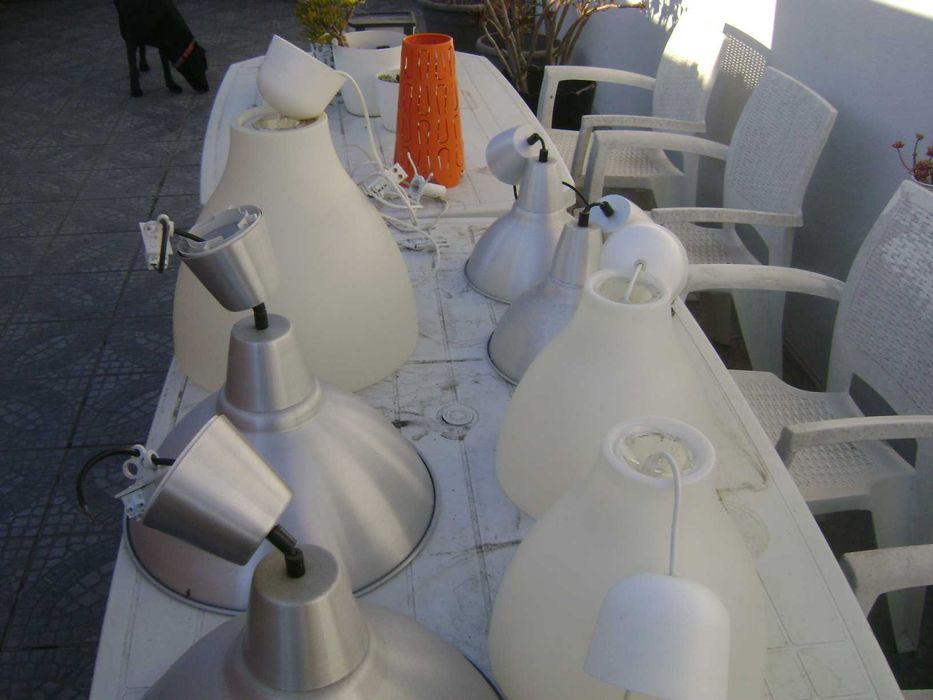 Candeeiros de teto e candeeiro de mesa de cabeceira