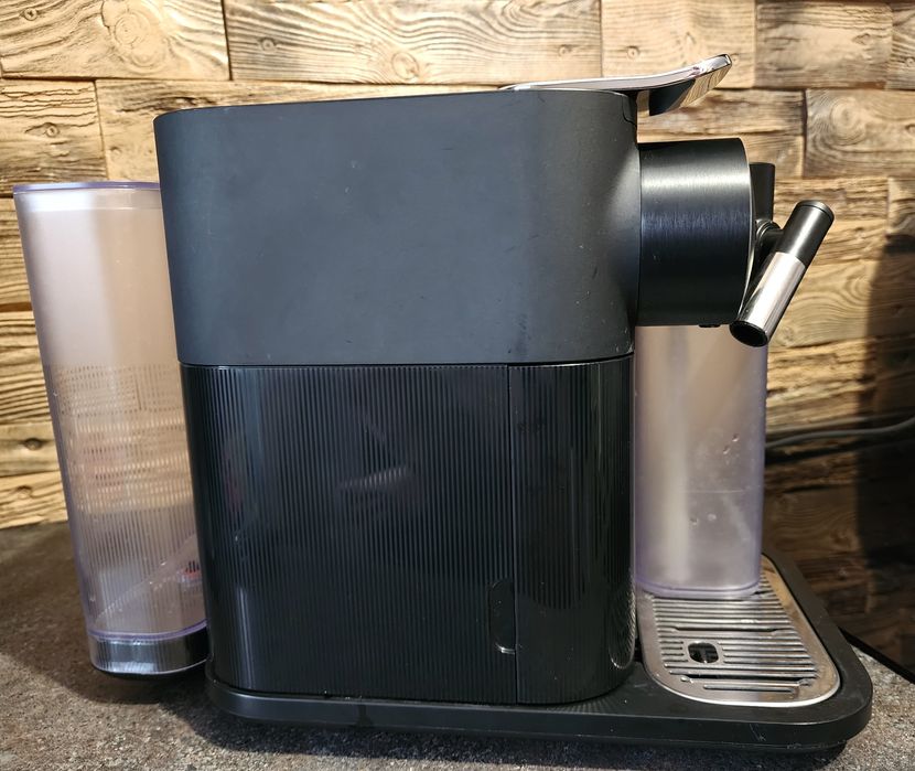 Капсульна кавоварка Кавомашина Nespresso Delonghi en650b lor crups