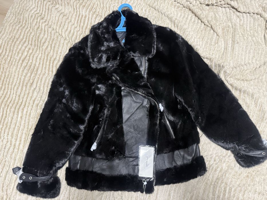 Чорна коротка шубка з екохутра, розмір М