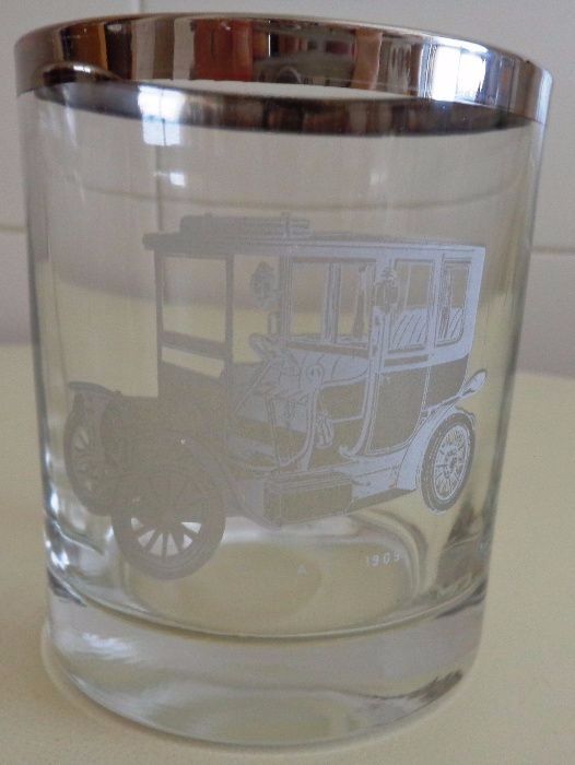 2 copos com motivos automobilísticos