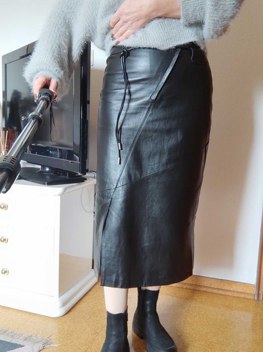 Saia de couro natural.