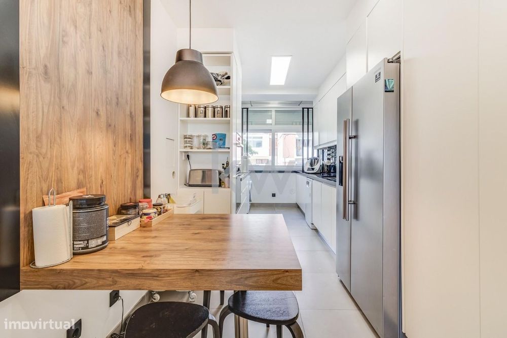 Apartamento T4 para venda com garagem em São João do Estoril