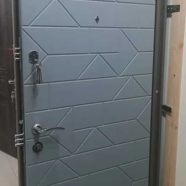 Вхідні металеві двері .