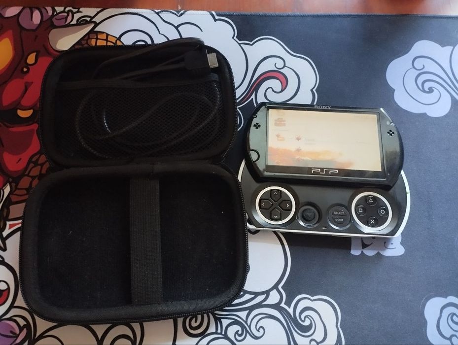 Портативная игровая приставка Sony PSP GO.PSP