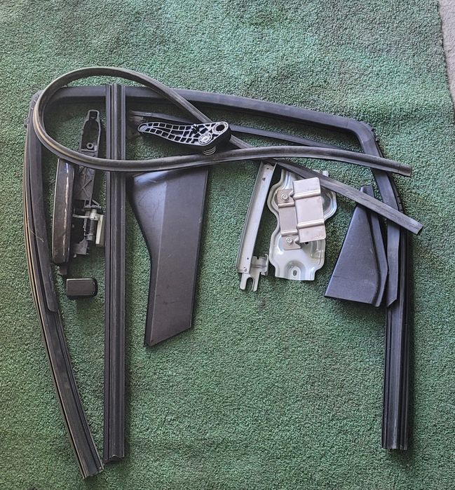 Plásticos e borrachas porta de trás lado direito Nissan Qashqai J10