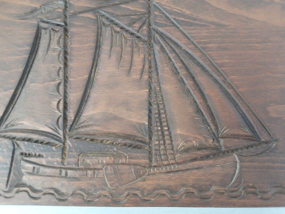 Placa de madeira entalhada, com tema "veleiro", de Yvon Tanguy, usada