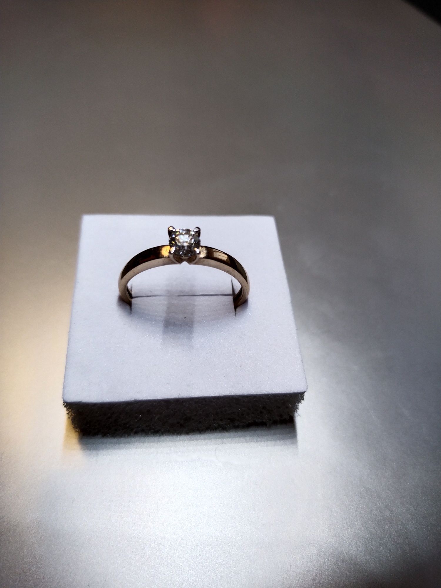 Перстень, каблучка з діамантом