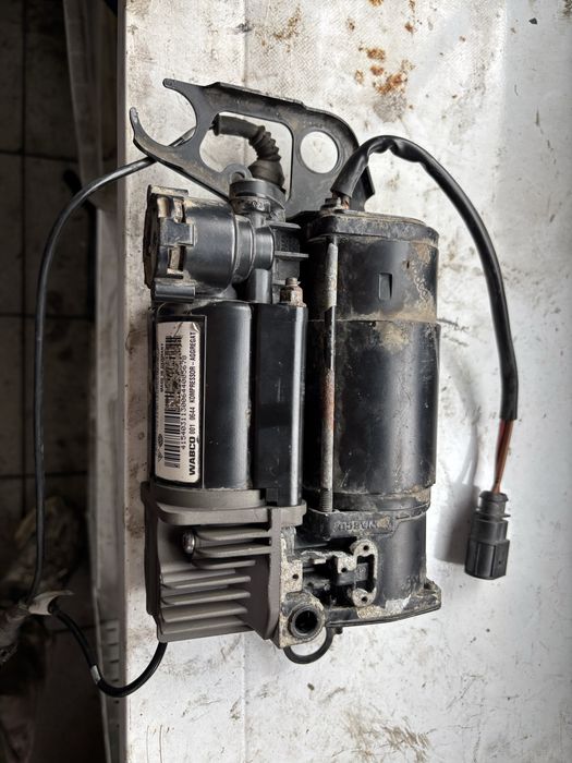 Kompresor pneumatycznego zawieszenia Audi Q7