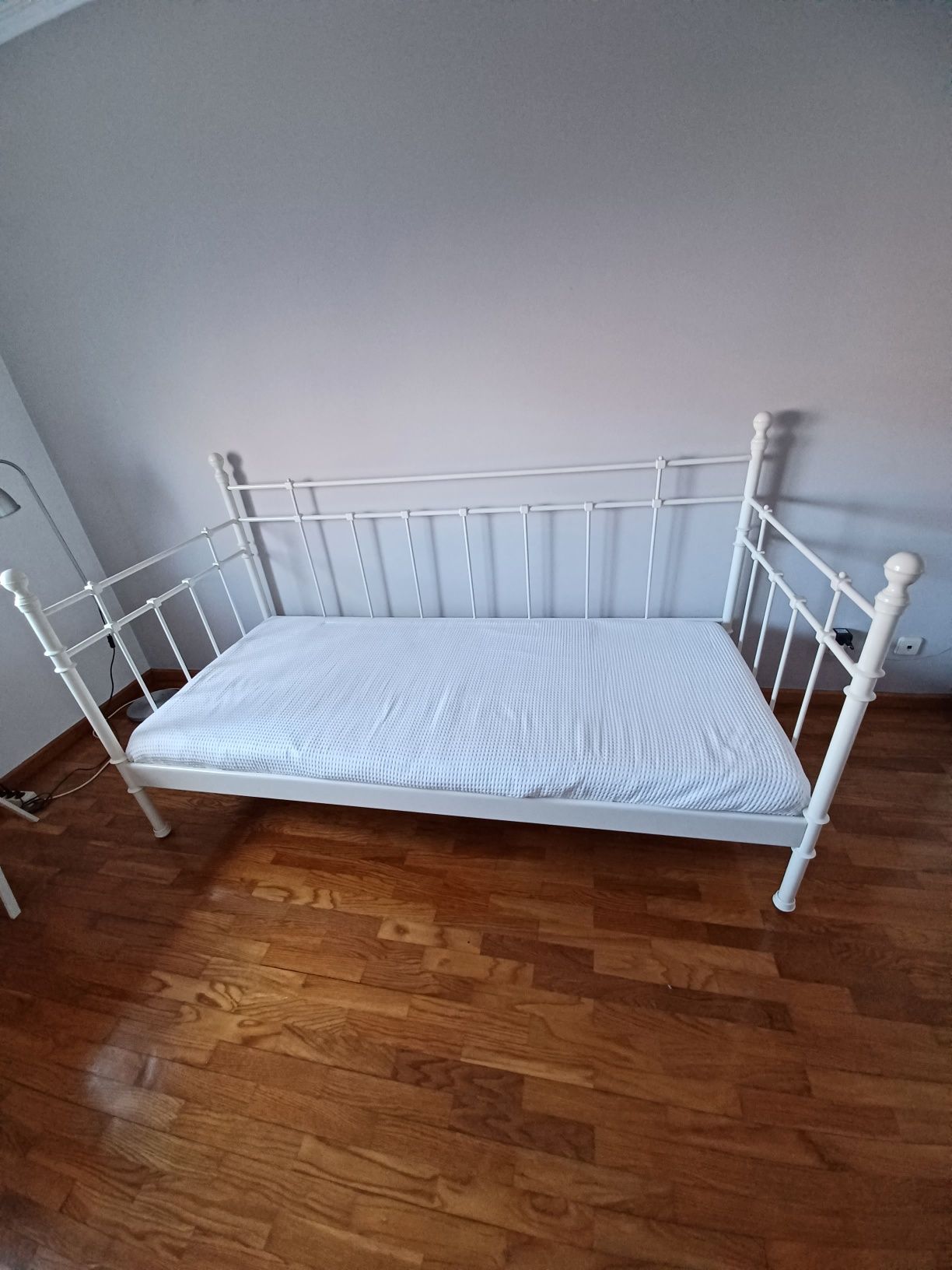 Cama de solteiro em ferro branco