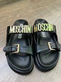 Шльопанці чорні love moschino