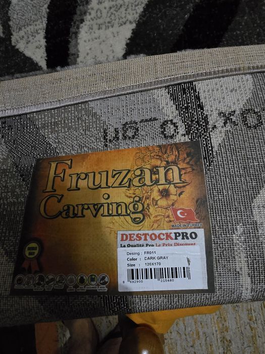 Carpete preta e branca