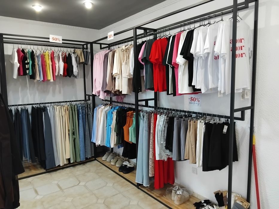 Стійки для магазину одягу