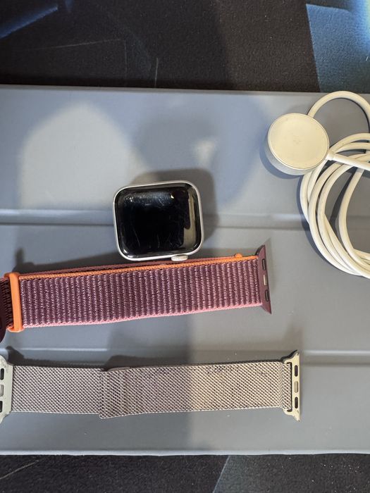 Продам Apple Watch SE2 40MM 2023