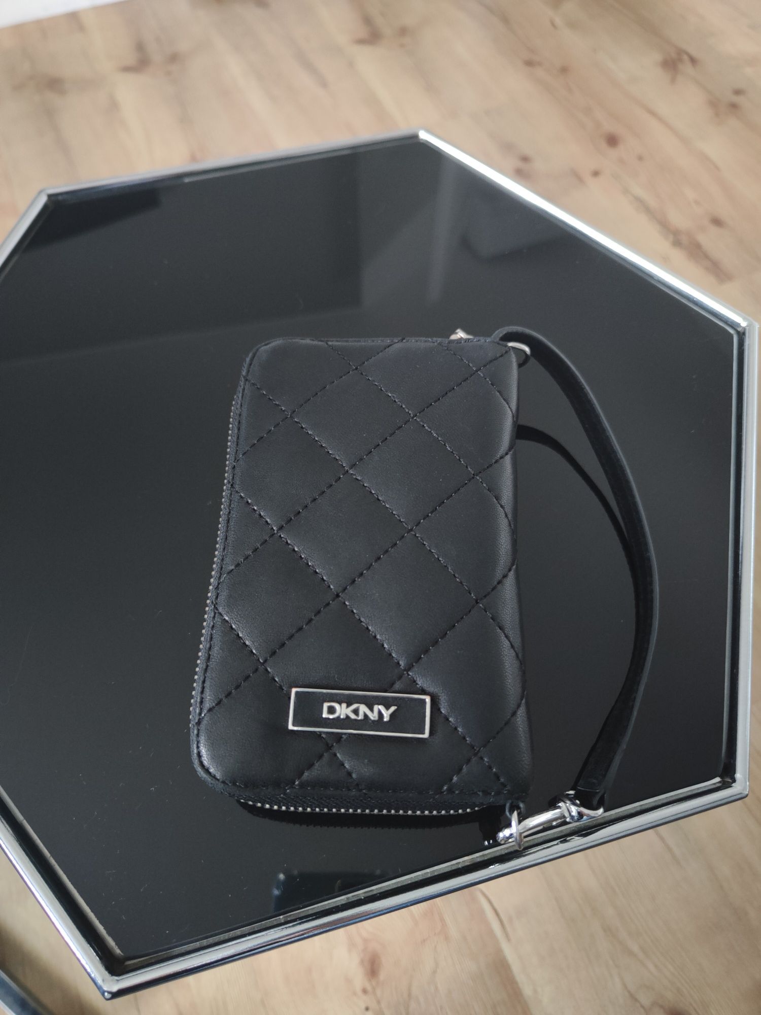 Portfel DKNY jak nowy pikowany czarny damski