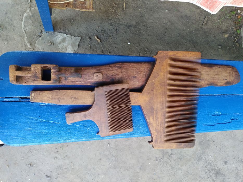 Продам комплект. Деревянные гребни .