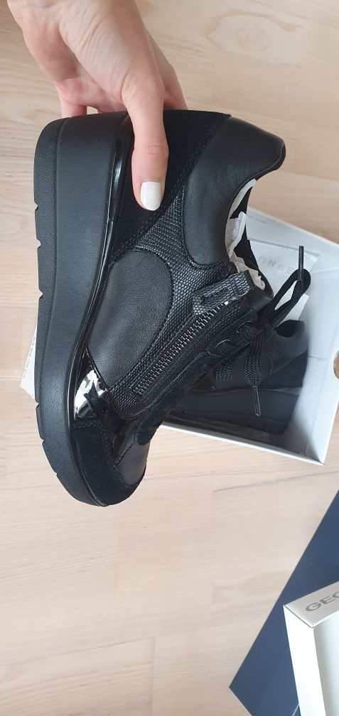 Czarne buty ze skóry na koturnie