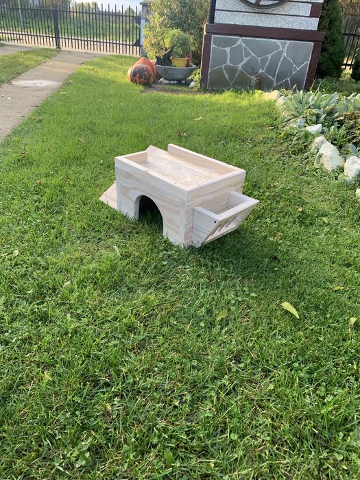 Domek dla królika z paśnikiem