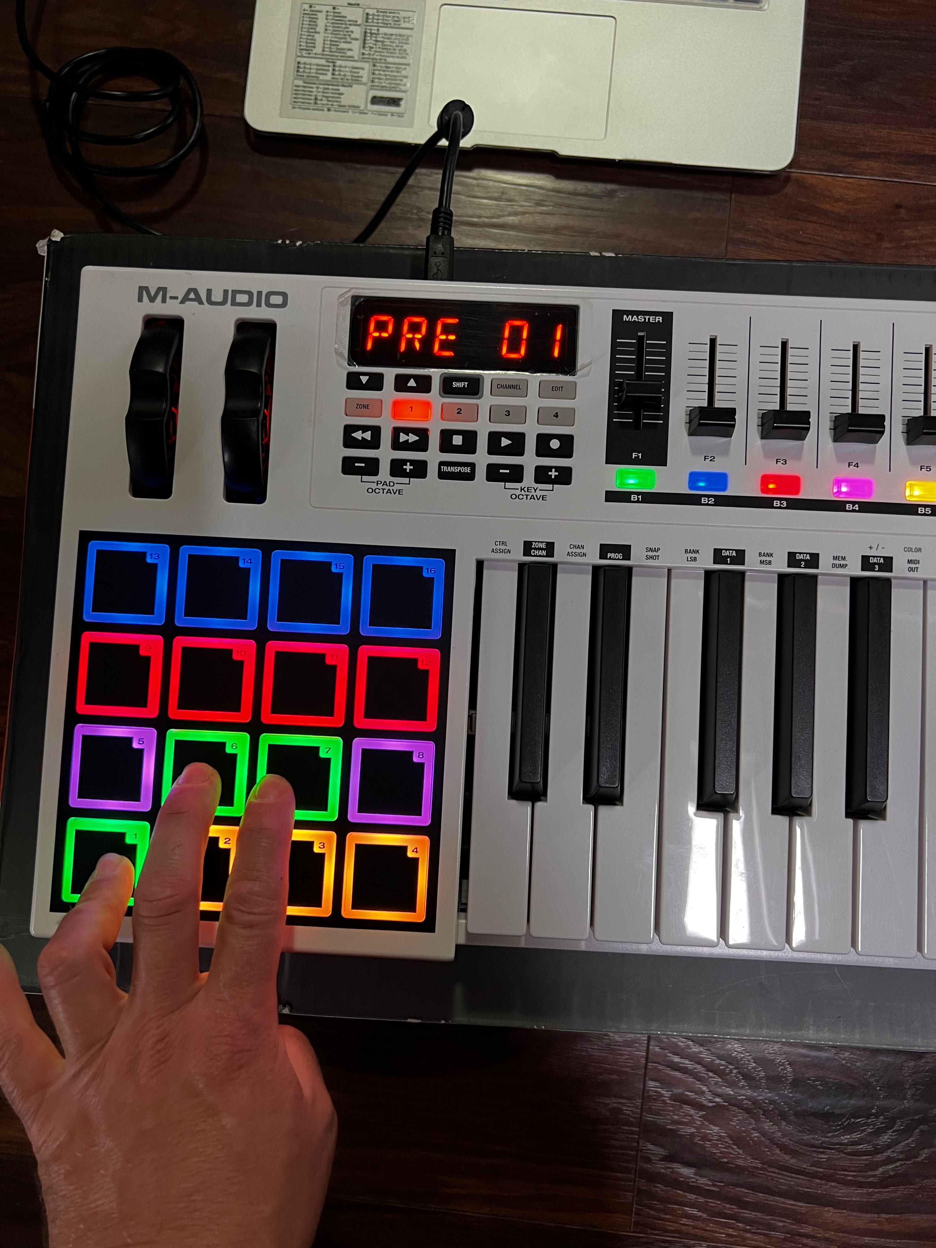 M-AUDIO CODE 25 white MIDI karton klawiatura sterująca