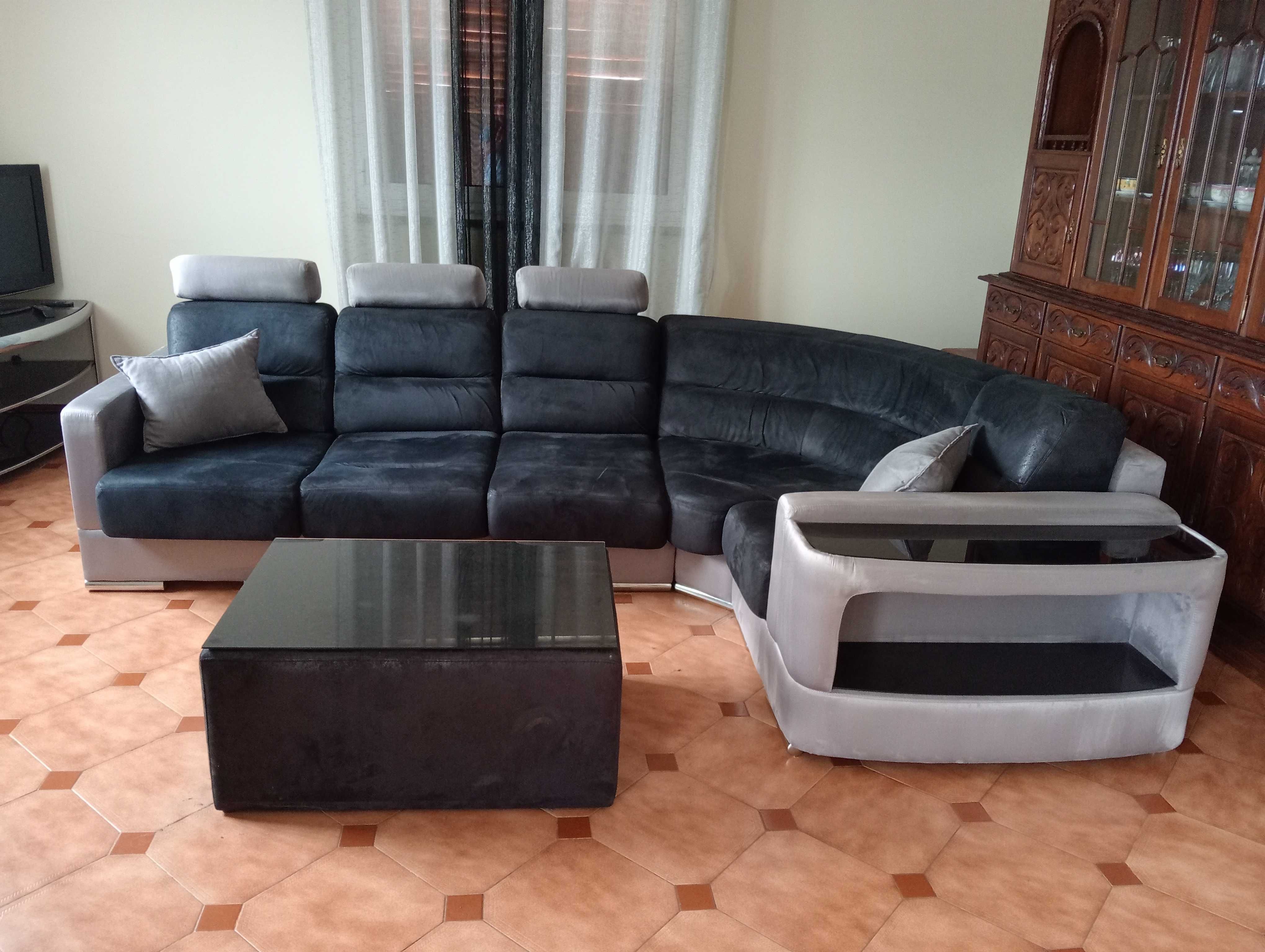 Sofá com mesa de centro