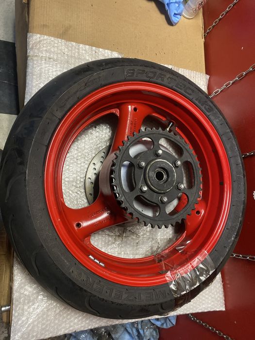 Suzuki GSX-R 750 tylne koło felga ośka opona zębatka C359
