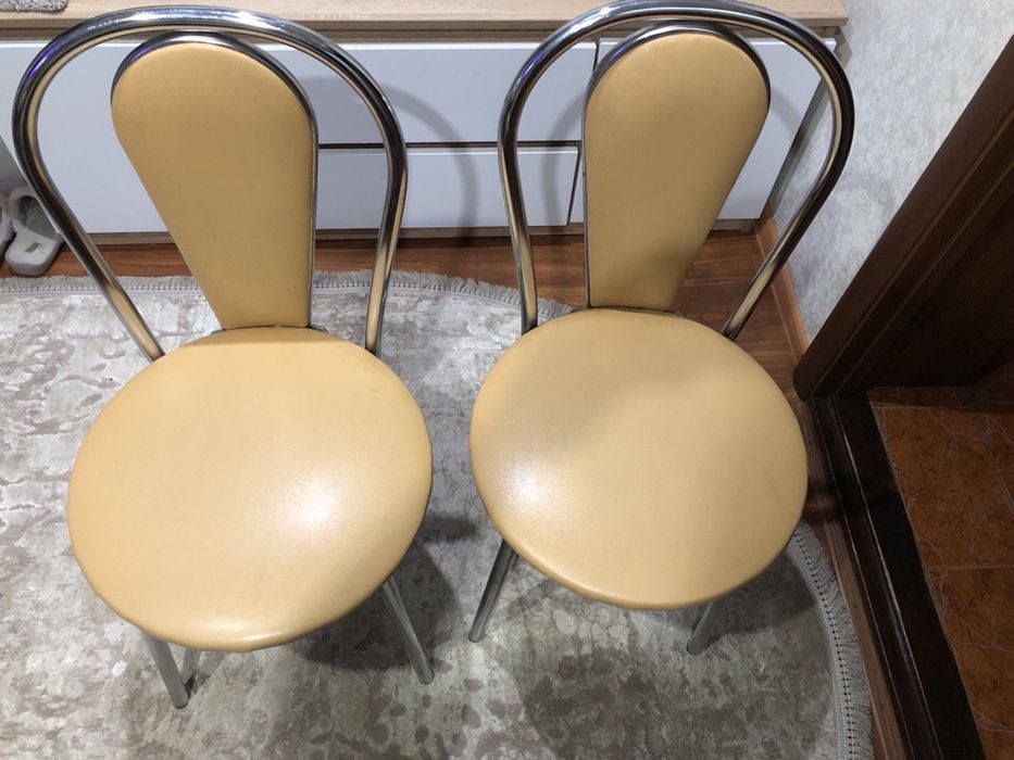 Стільці на кухню бежеві б/у в хорошому стані