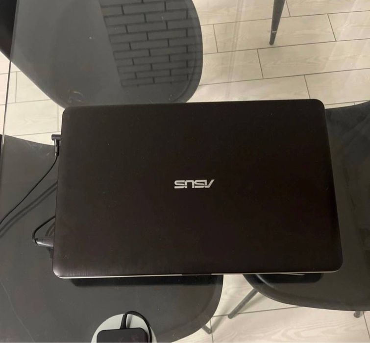 Ноутбук Asus х540lj старенький, без ніяких нюансів