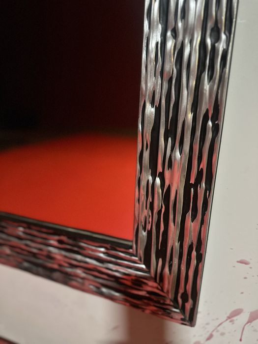 Espelho Prateado e Preto com Textura – Design Moderno