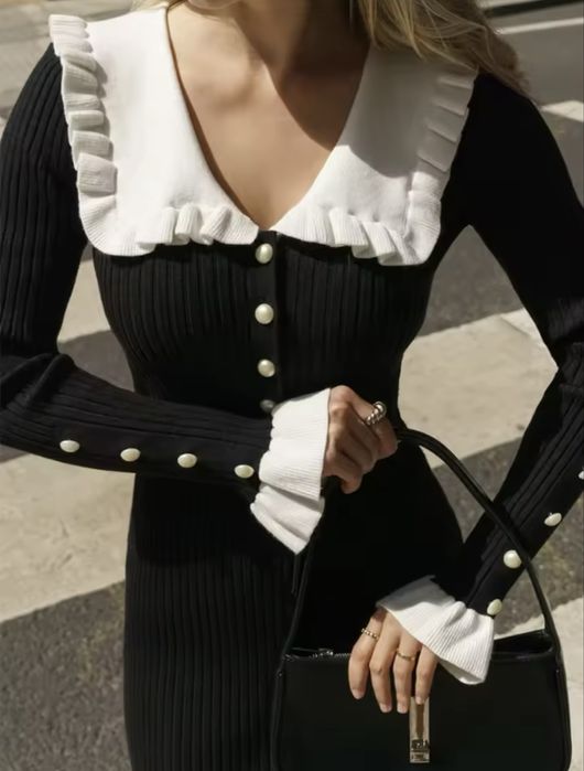 Сукня з білим комірцем