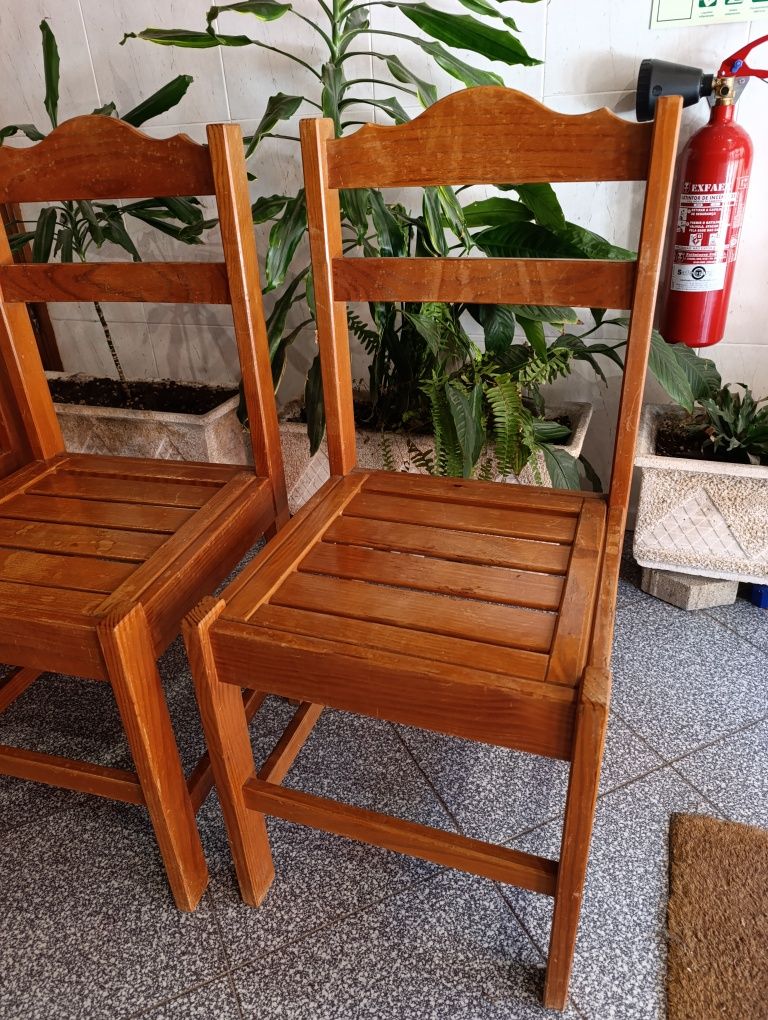 Conjunto de Cadeiras em Madeira