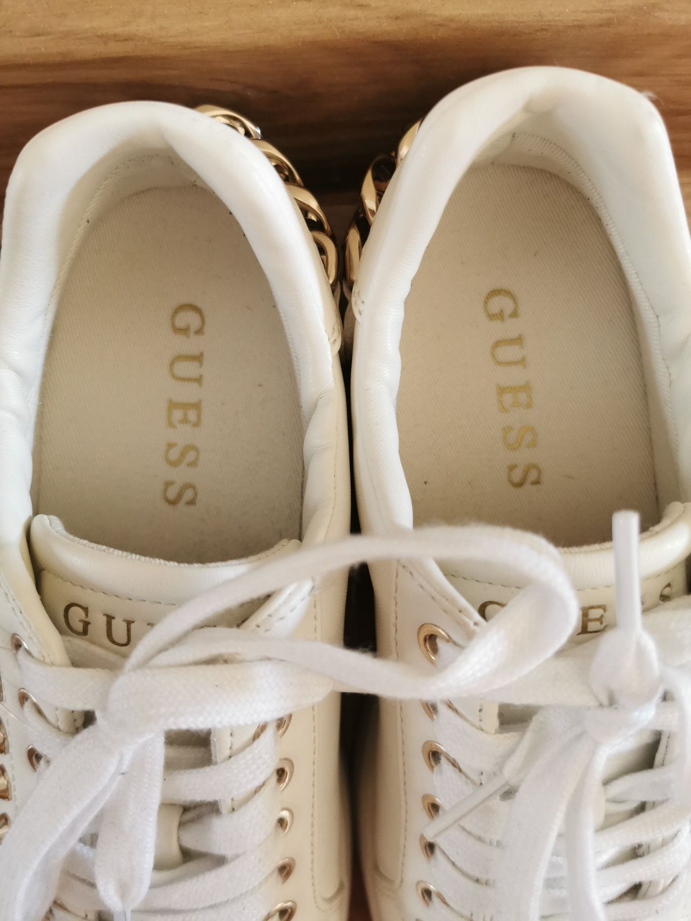 Białe buty z ćwiekami Guess rozmiar 35
