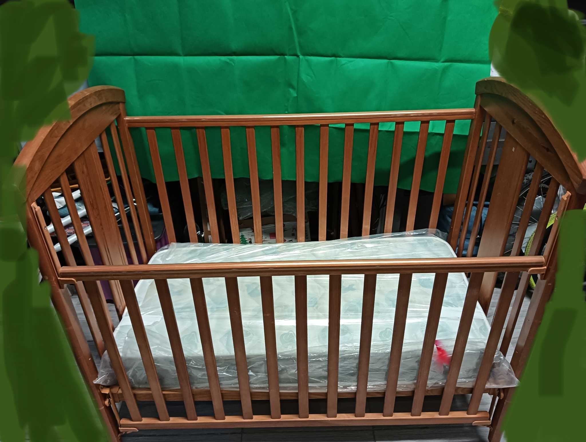 Cama de bebê em pinho