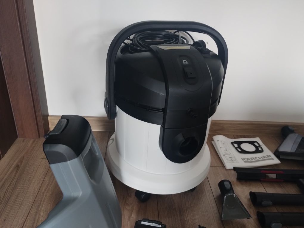 Nowy odkurzacz piorący Karcher SE 4 Plus 1.081-170.0,dwie nasadki