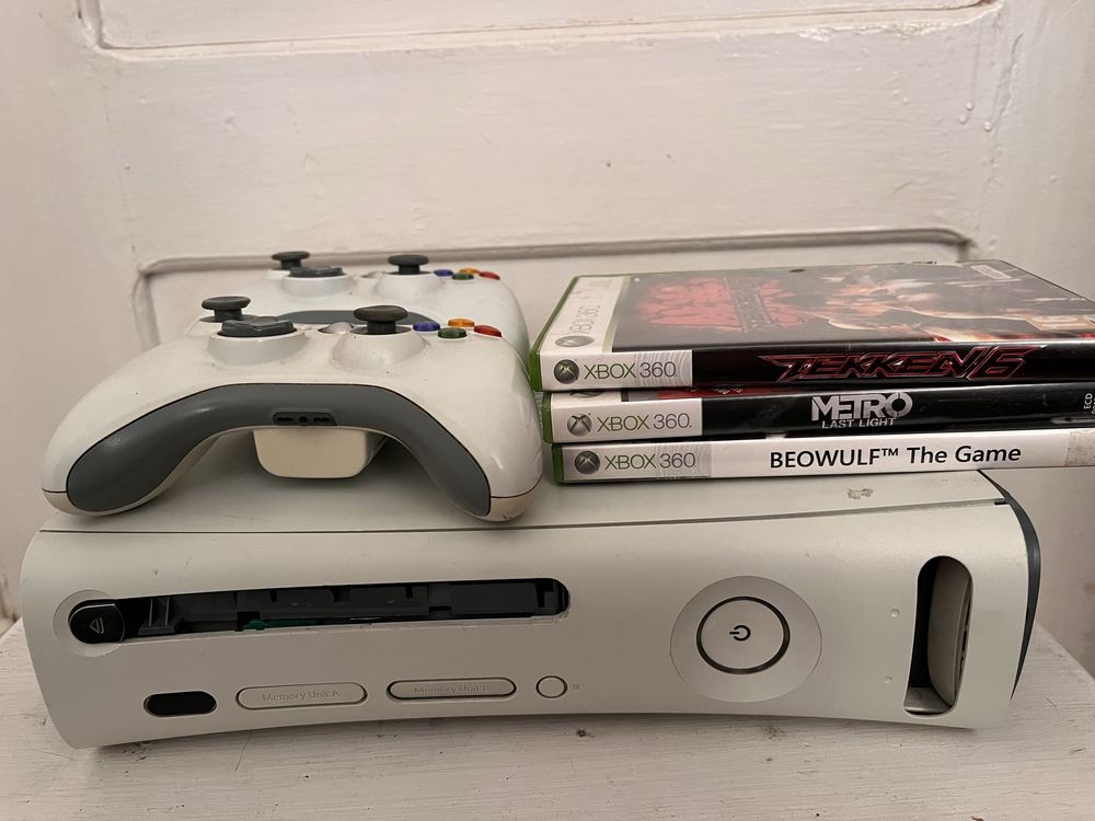 Xbox 360 + dwa pady + 3 gry